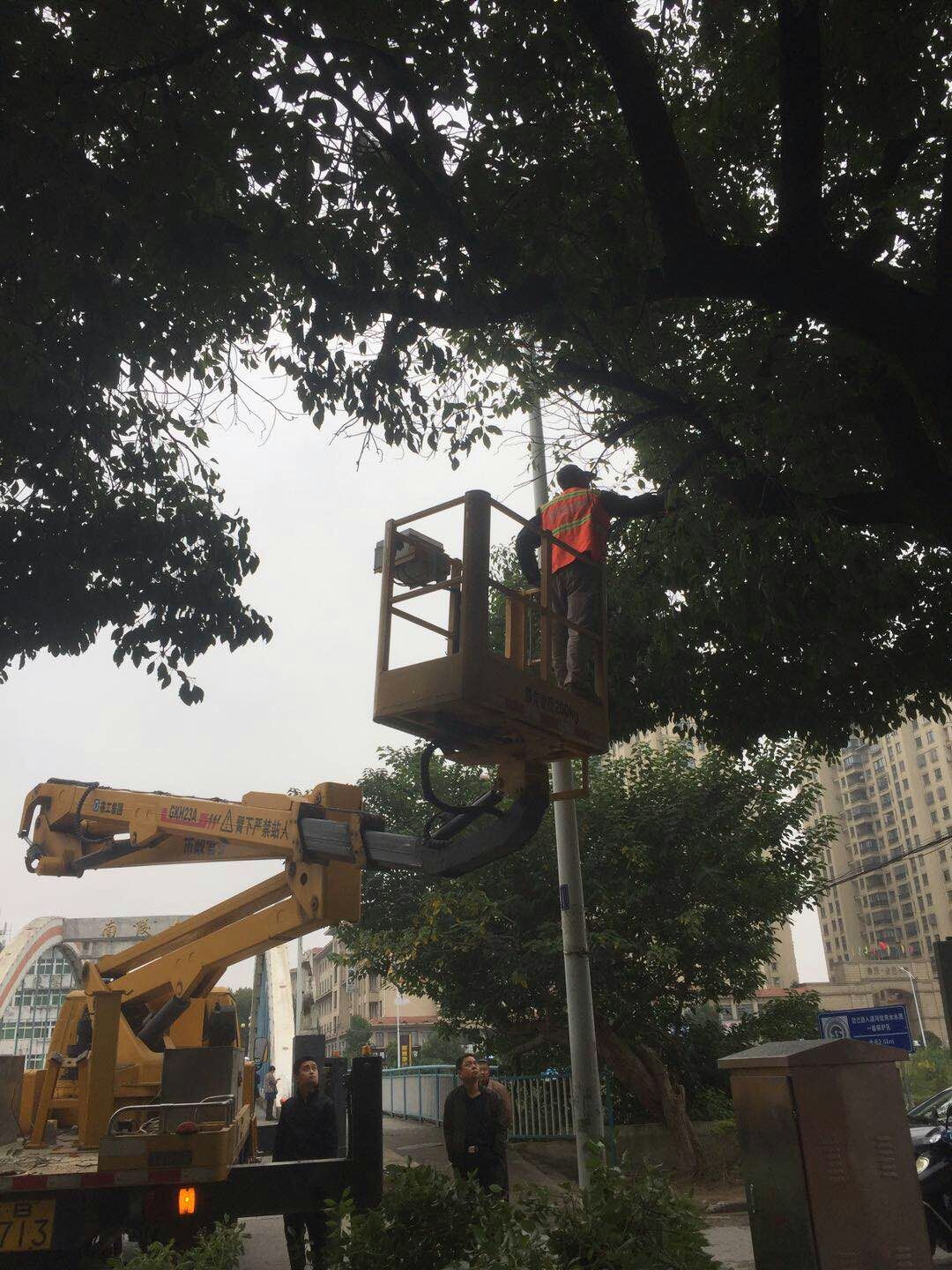 近日，我公司根據(jù)南陵縣市政園林所通知，組織安排人員車輛協(xié)助市政園林所路燈科修剪陵陽路兩側(cè)遮擋路燈照明的樹枝。此項工作持續(xù)了三天，消除了因路燈光照不足帶來的夜間通行安全隱患問題，受到沿線居民一致好評。